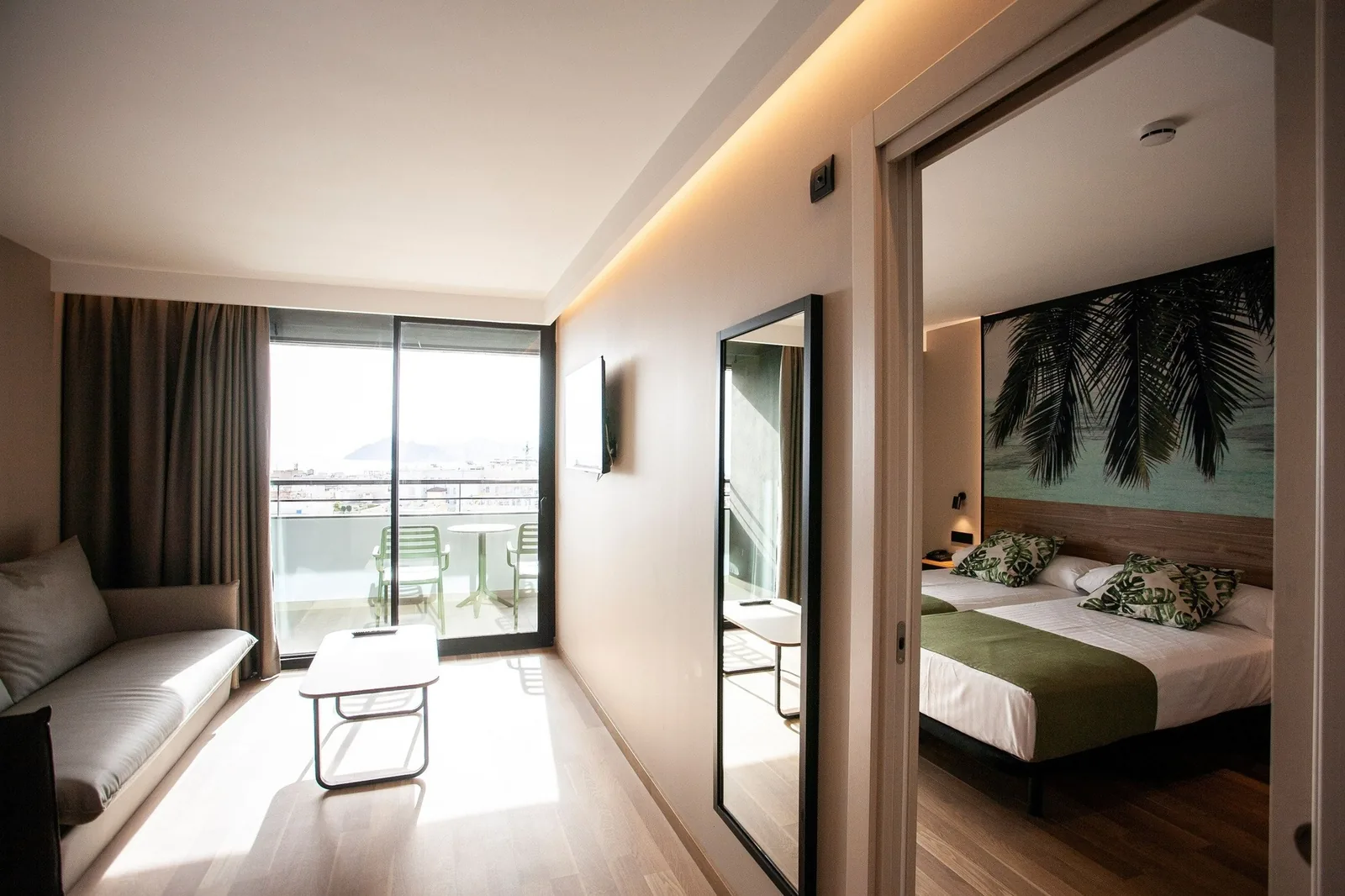 Habitación luminosa del Primavera Park con balcón y vistas a Benidorm